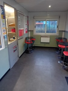 À vendre fond de commerce friterie / restauration rapide, idéalement situé sur axe fréquenté avec...